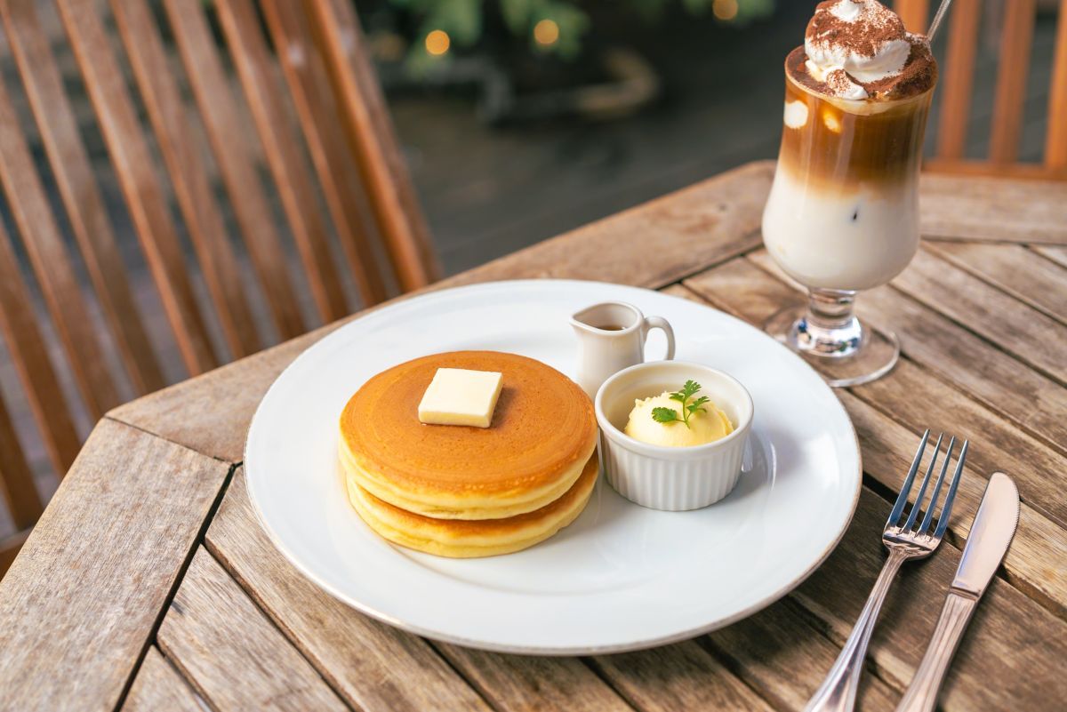 左から「特製パンケーキ」1100円、「アイスティラミスラテ」825円（期間限定）