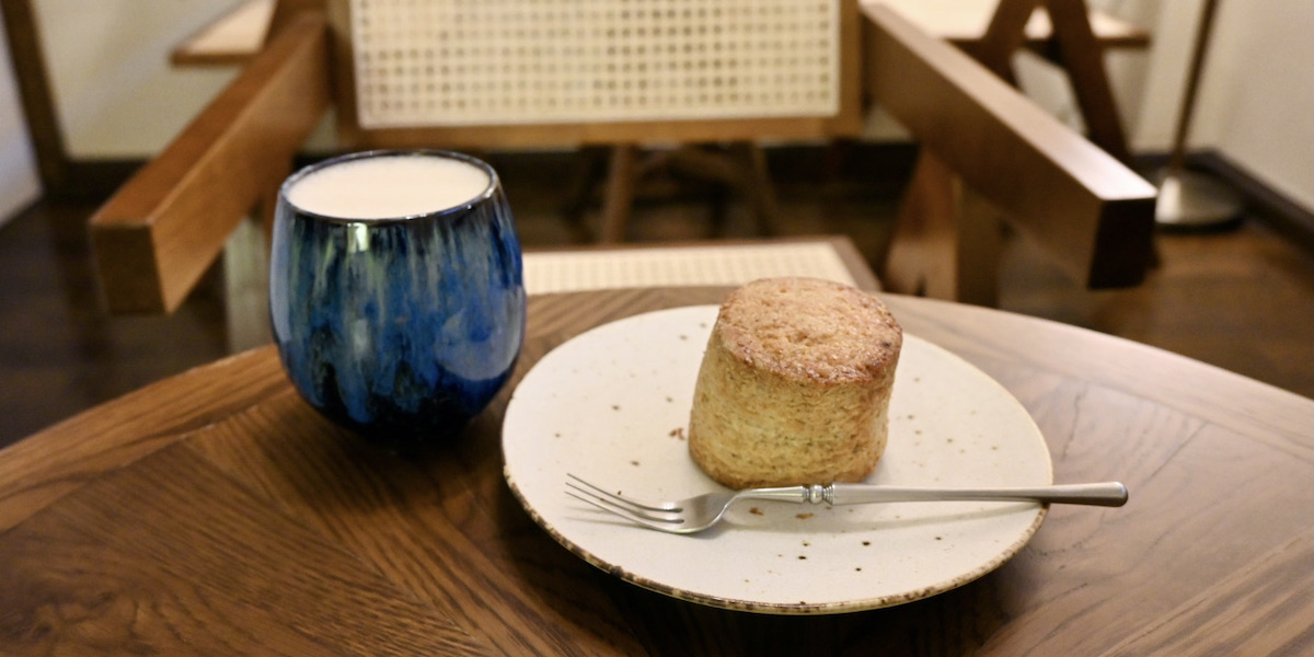 左から「ミルクコーヒー」800円～、「麹甘酒スコーン プレーン」400円