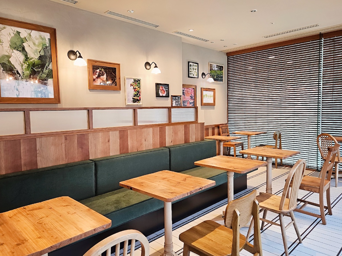 2階のカフェスペース（テーブル席）