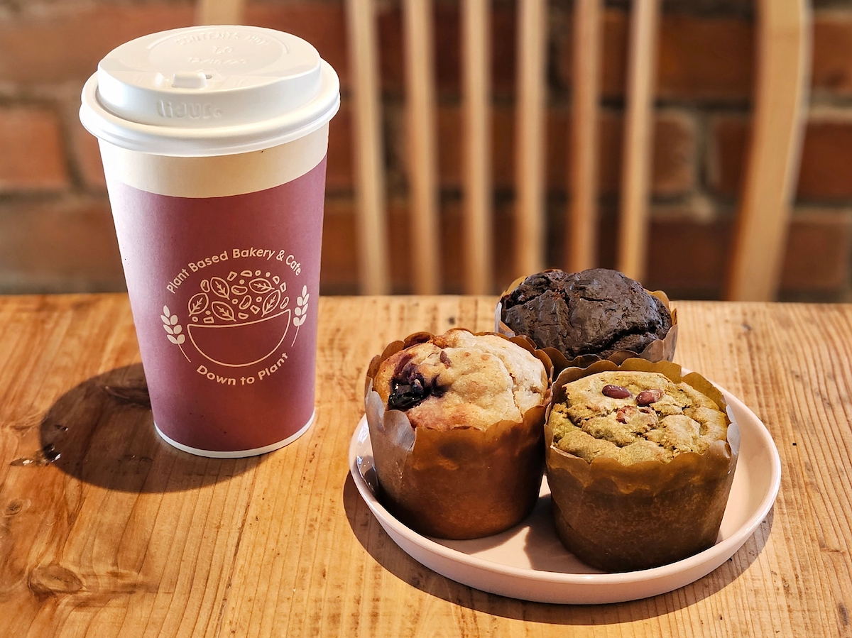 マフィン（左下から反時計回りに、ブルーベリーバナナ500円、抹茶あずき480円、チョコレートチップ520円）、オーガニックコーヒー420円〜