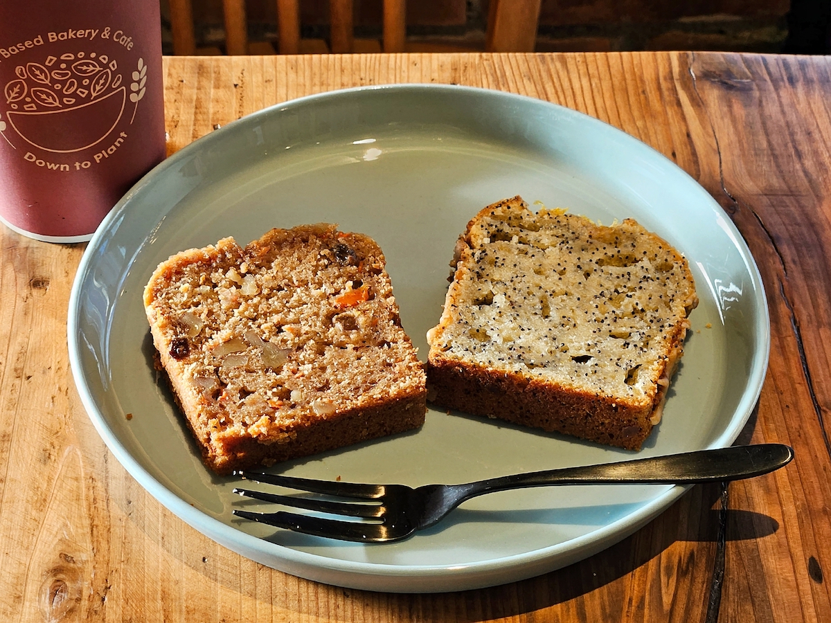 キャロットケーキ350円（左）、レモンポピーシードケーキ410円（右）