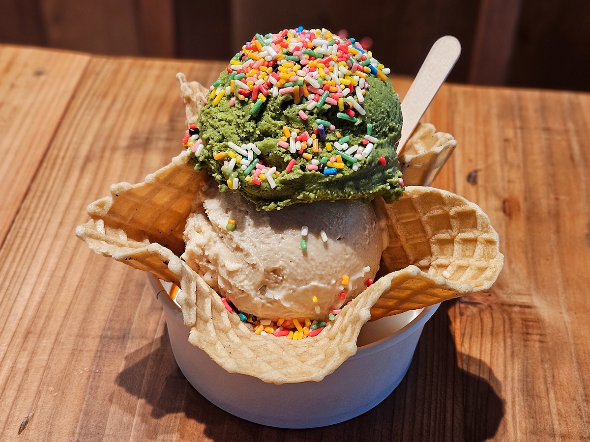 アイスクリーム シングル410円、ダブル730円（ワッフルボウル＋150円）