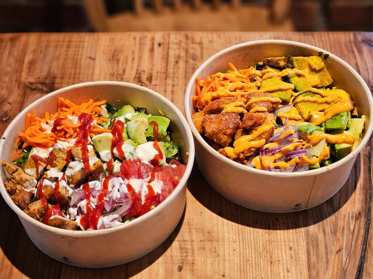 サラダグレインボウル グリルドチキン1280円（左）、コリアンスパイシーチキン（プラントベース）（右）1380円