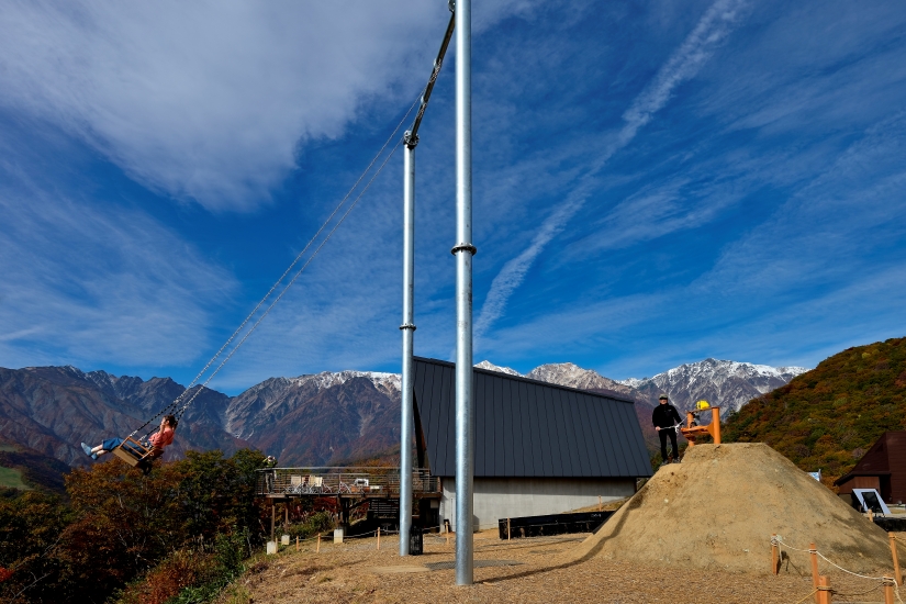 目の前に広がる唐松沢氷河や北アルプスの山々を見渡せる大型ブランコは、リアル「北アルプスの少女ハイジ」気分が楽しめます