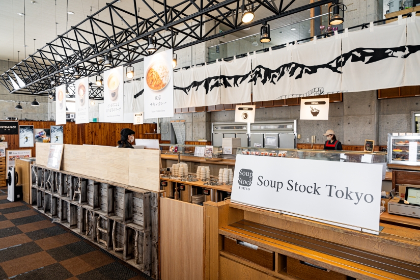 長野県初進出の「Soup Stock Tokyo」。雄大な山々の景観とスープが好相性です