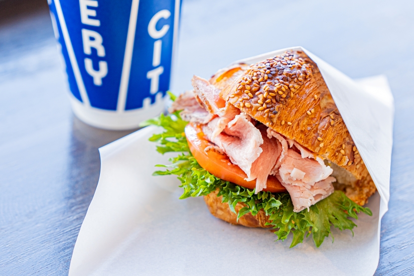 名物のプレッツェルクロワッサンで白馬豚をサンドした「白馬豚のクロワッサンサンド」1300円