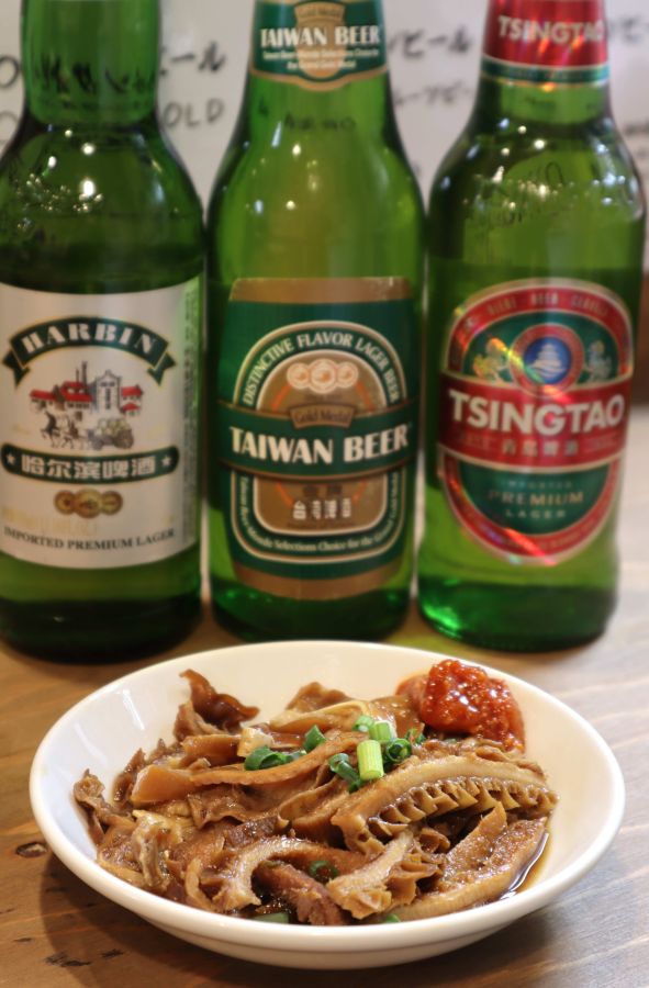 珍味三種盛り合わせ（手前）、ビール各500円