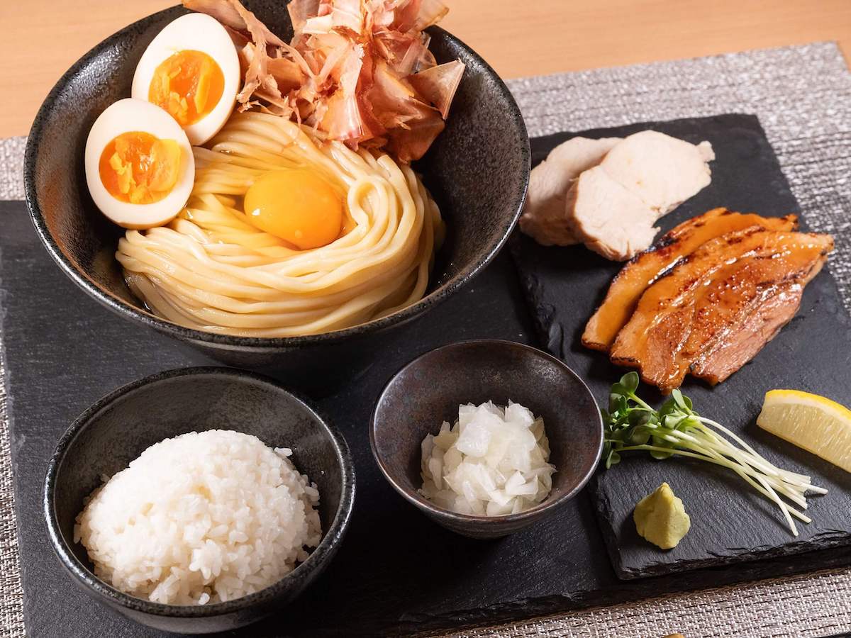 「特製たまごかけ麺」1300円　※麺量は小（200g）、中（300g）、大（400g）の3展開（茹で後のグラム数）。価格はすべて同一。写真は麺量大サイズ 