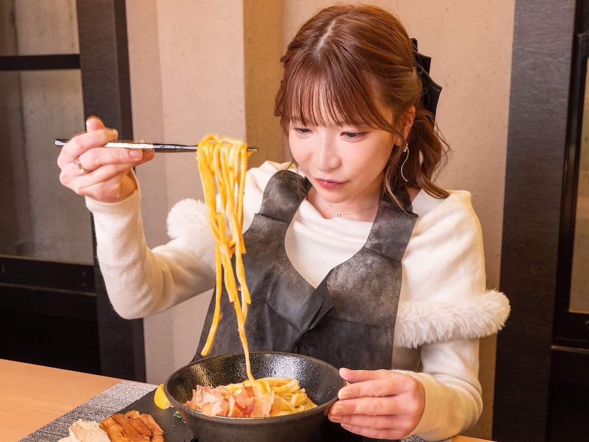 こんな風に卵が麺にまんべんなく絡んだら混ぜ工程は完了