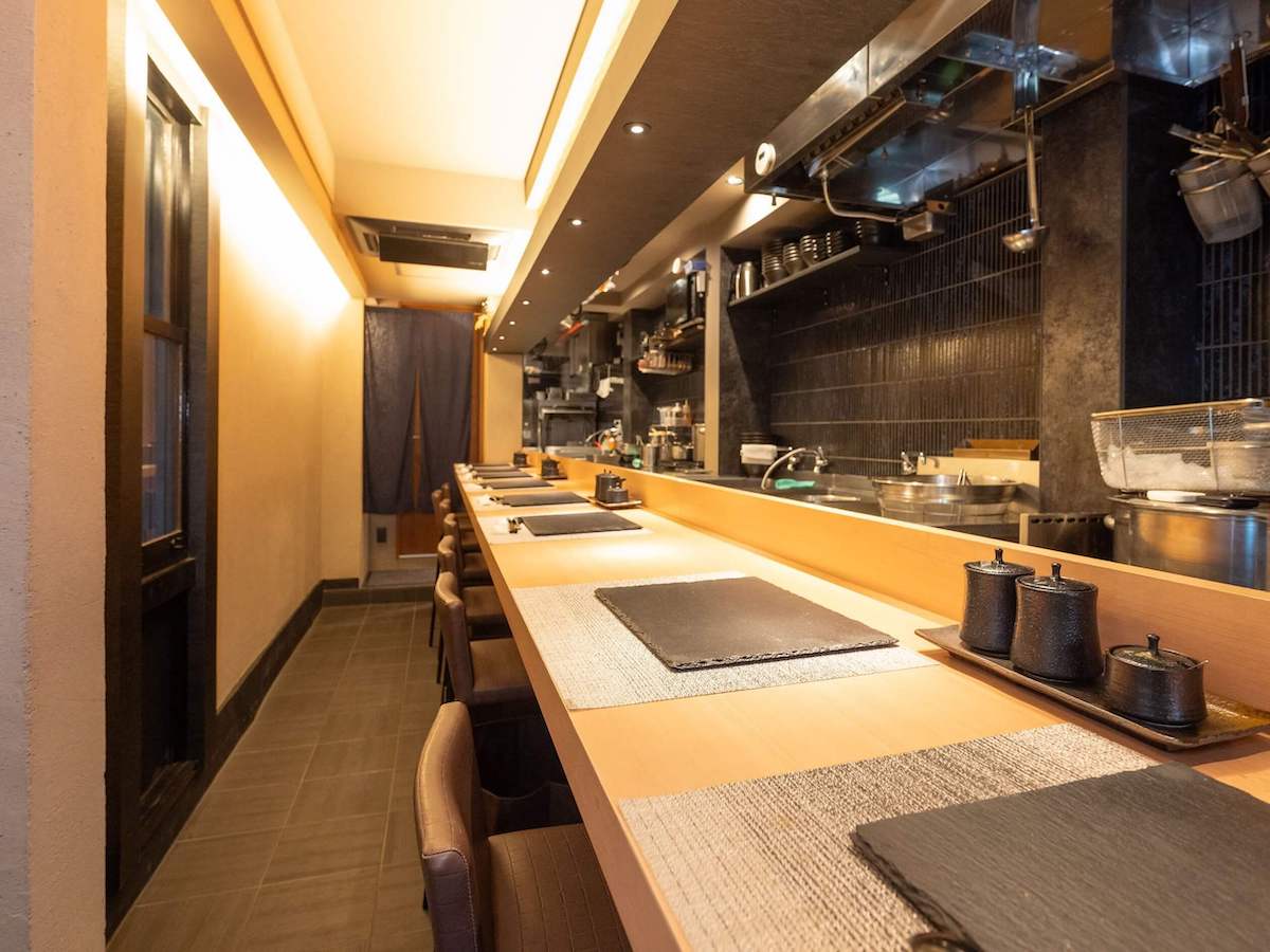 店内はカウンターのみのスタイル