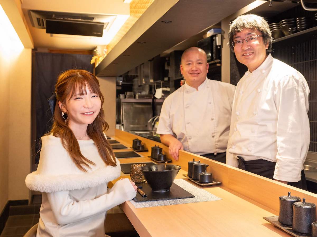 写真右から「麺屋 二二一」の阿世知（あせち）さん、中島（なかじま）さんとパチリ♪