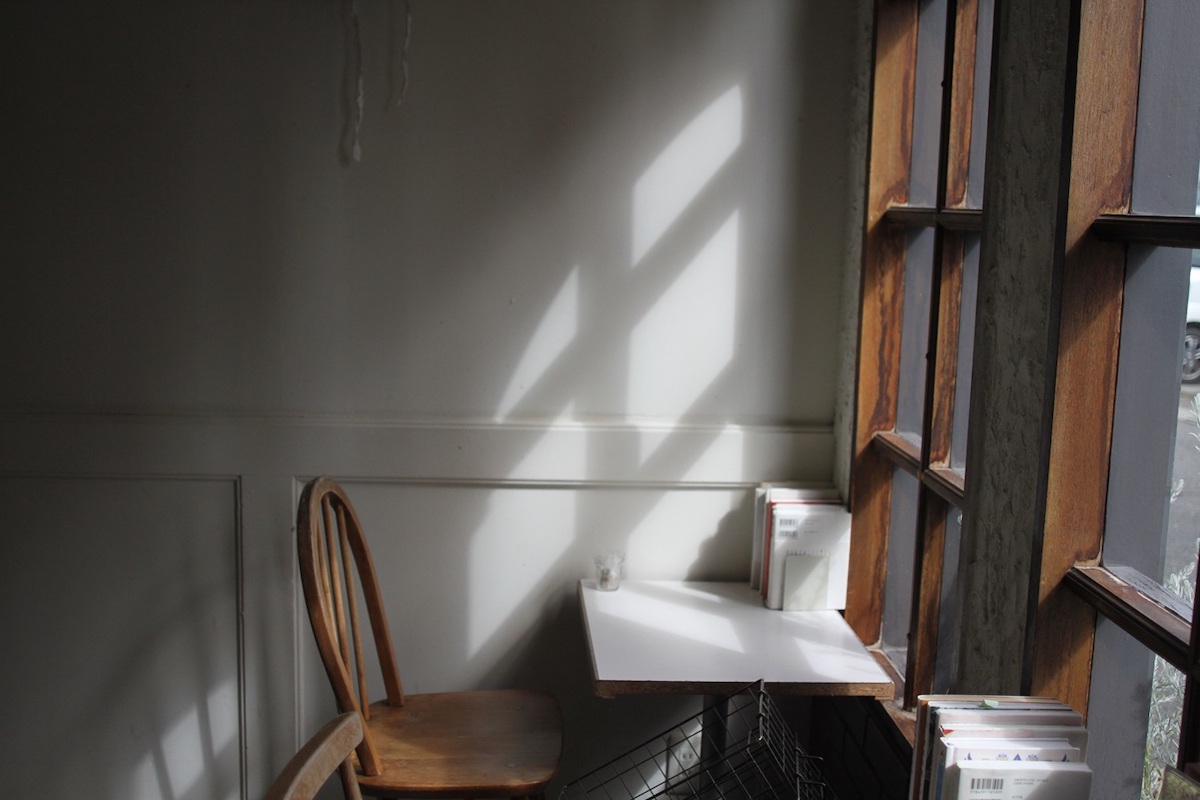 店内窓際の座席に差し込む陽光