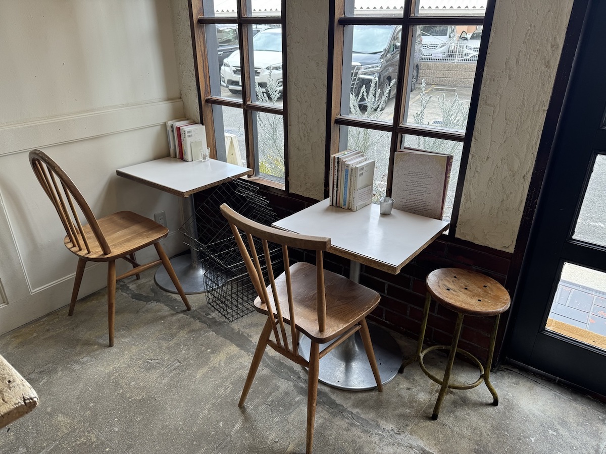 窓際には1名掛けのテーブル席が2卓