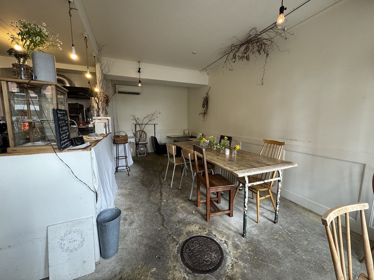 奥に見えるのが6名掛けのテーブル席