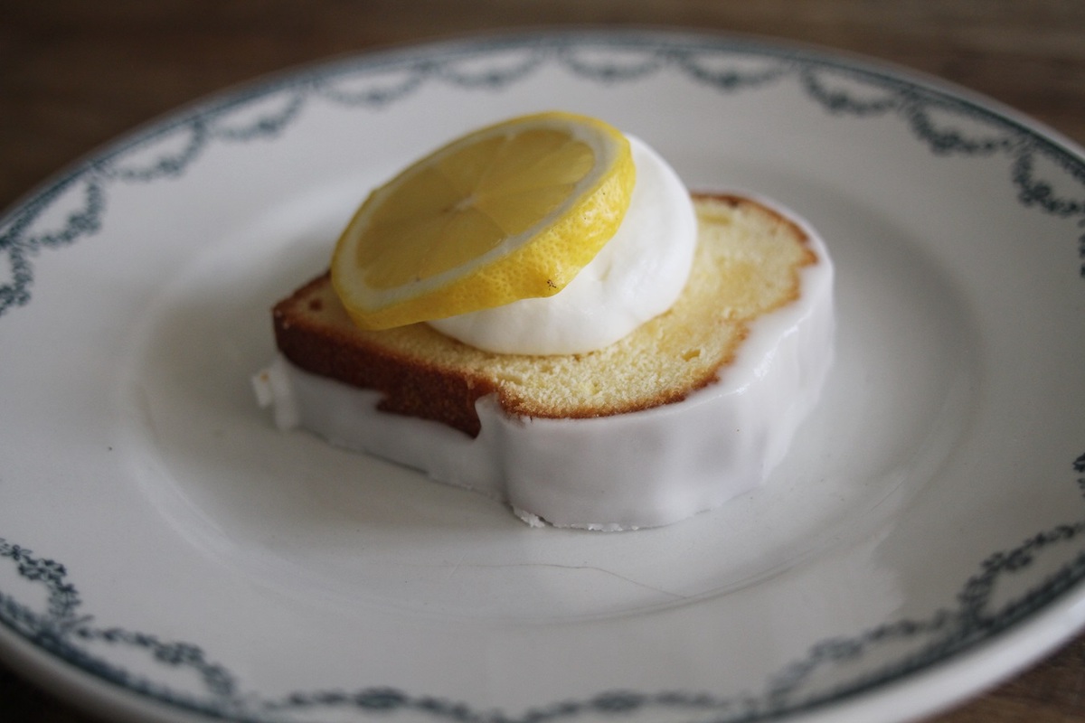 トッピングの輪切りレモンの下には生クリームがたっぷり