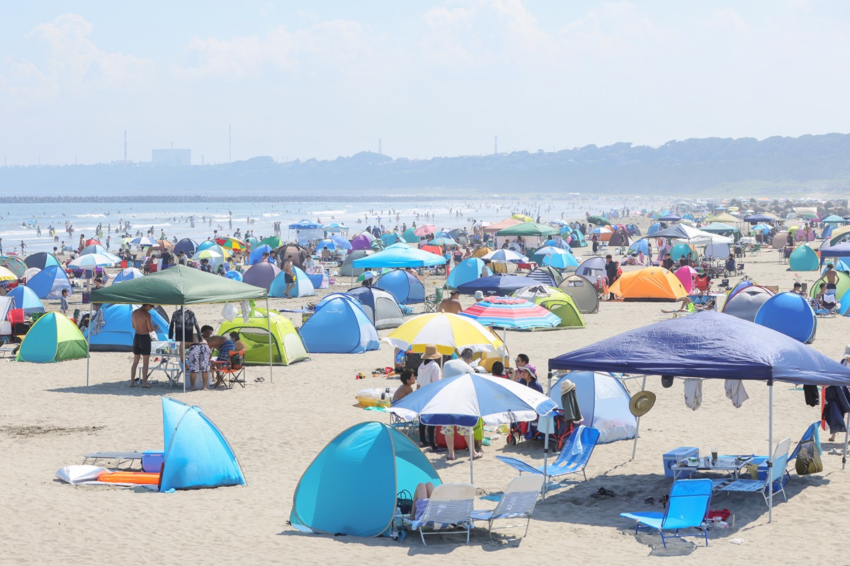 県内外からの客で賑わう夏の大洗海岸