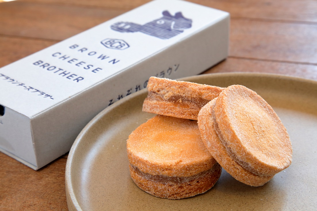 牛乳からチーズにする際に廃棄されがちなホエイを使った「ブラウン チーズ ブラザー」972円（プレーン3個入り）