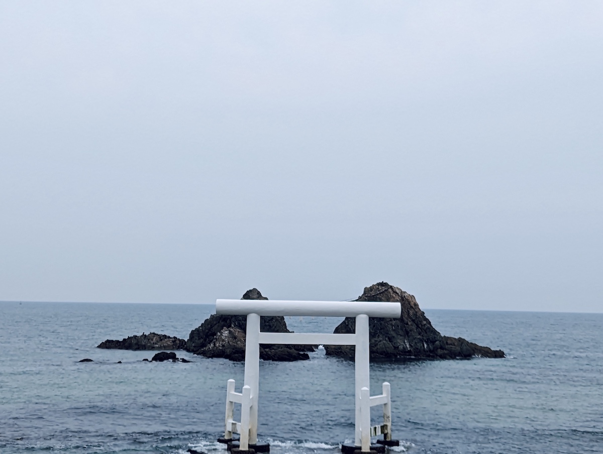 糸島随一の名所「桜井二見ヶ浦 夫婦岩」もホテルから歩いて約10分