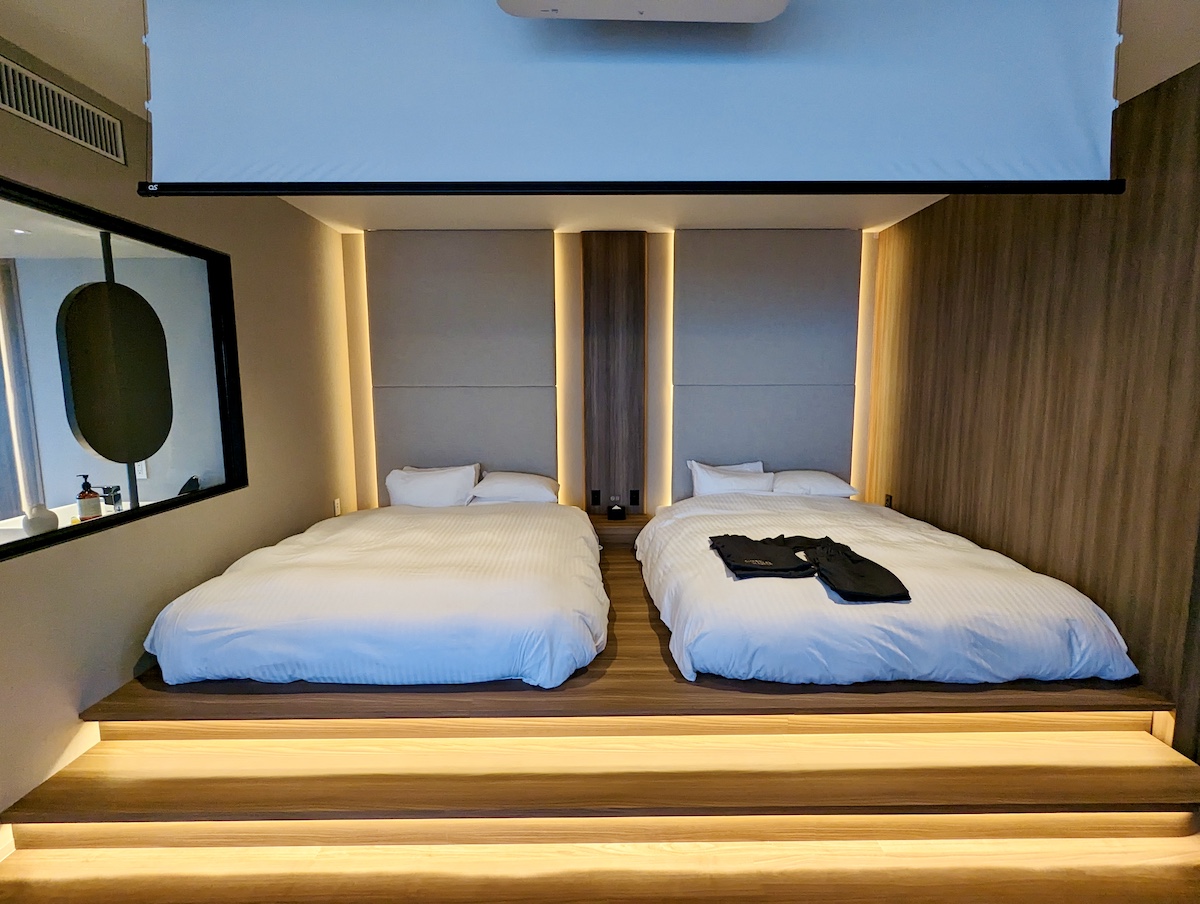 「ザ・セブンスイート」には大画面プロジェクターが