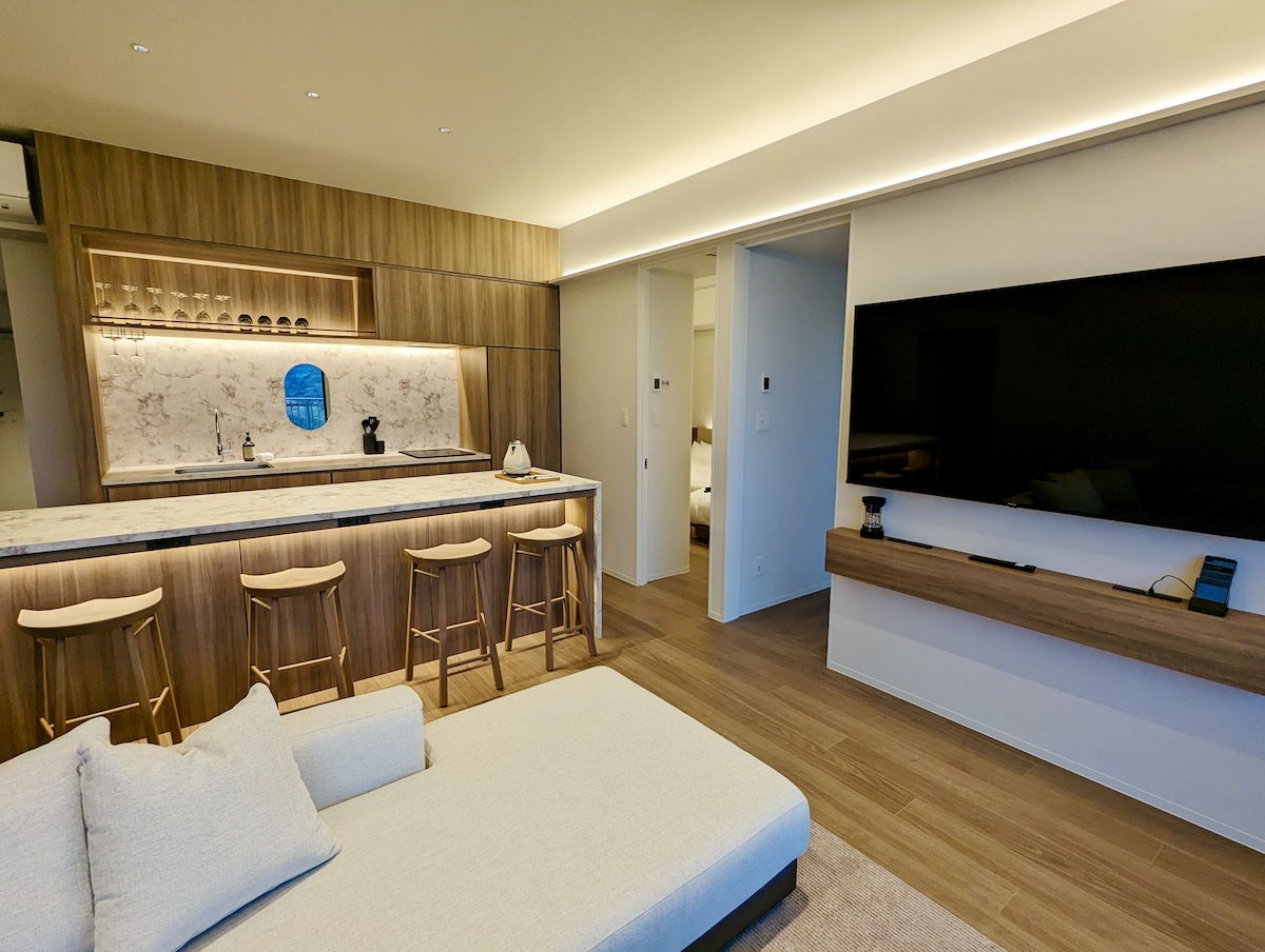 「スーペリアツイン」（1泊1部屋4万1000円〜／48.6㎡・定員4名）カウンターキッチン