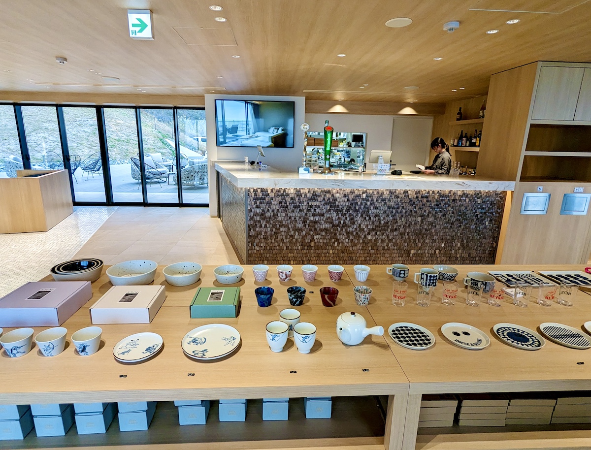 写真奥が「Café & Bar」のバーカウンター