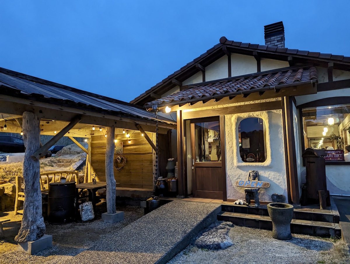 ホテル隣にある「Beach Cafe SUNSET」