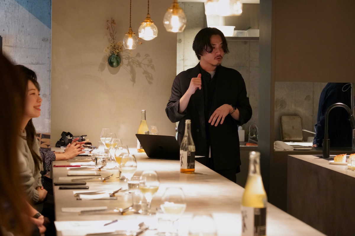 「NUPURI」内のナチュラルワイン専門店「THE WINE SHOP.TOKYO」のオーナーでソムリエの牧友寛さん