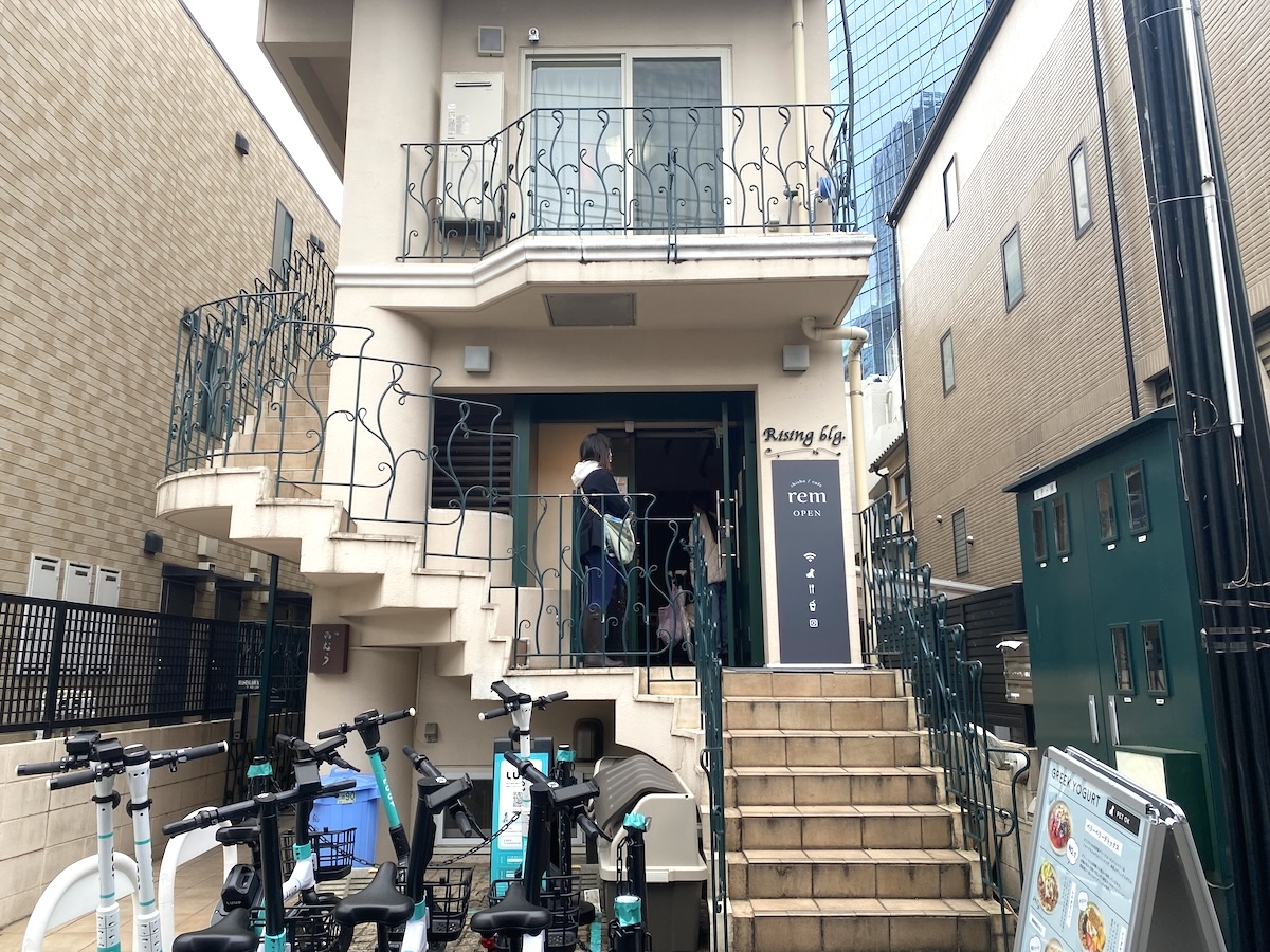 階段をひとつ上がった1階が入り口です