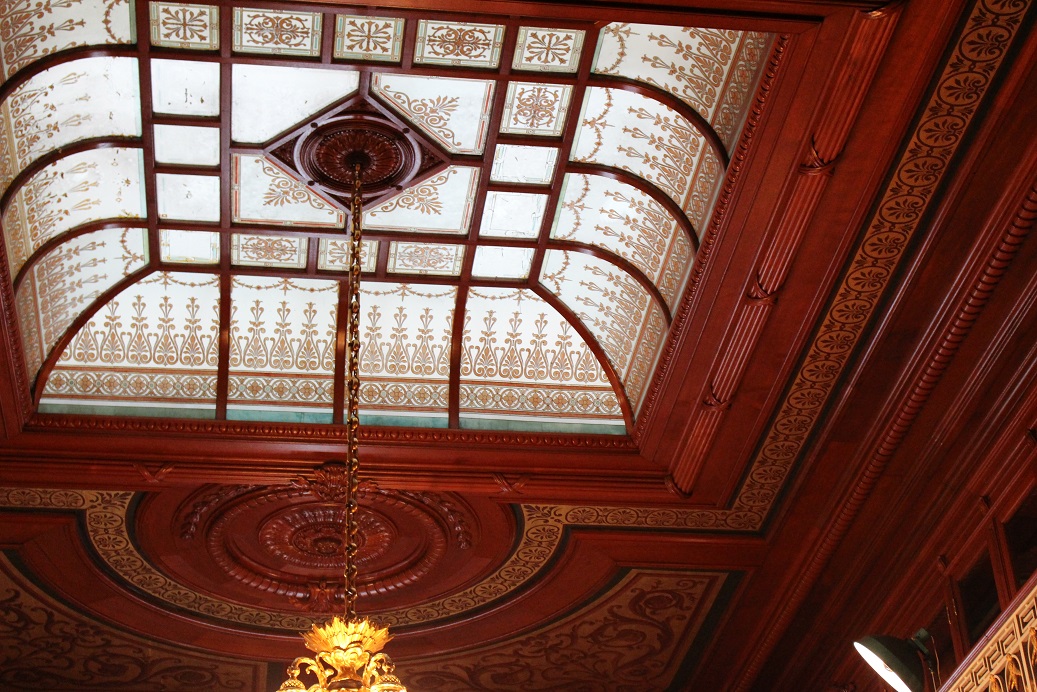 天井には明かり取りとしてのガラスの天窓が。細かい色彩模様にも注目