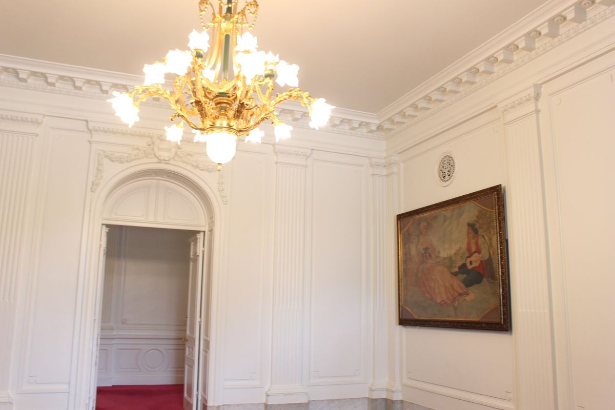 西玄関に飾られている『犬を抱く女性と楽士』