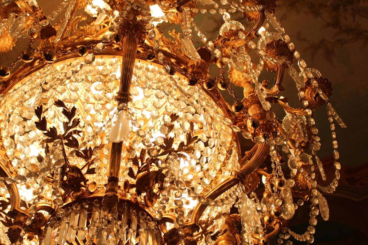 7000個ものパーツでできたシャンデリア。鈴やマスカレードのモチーフが見られます