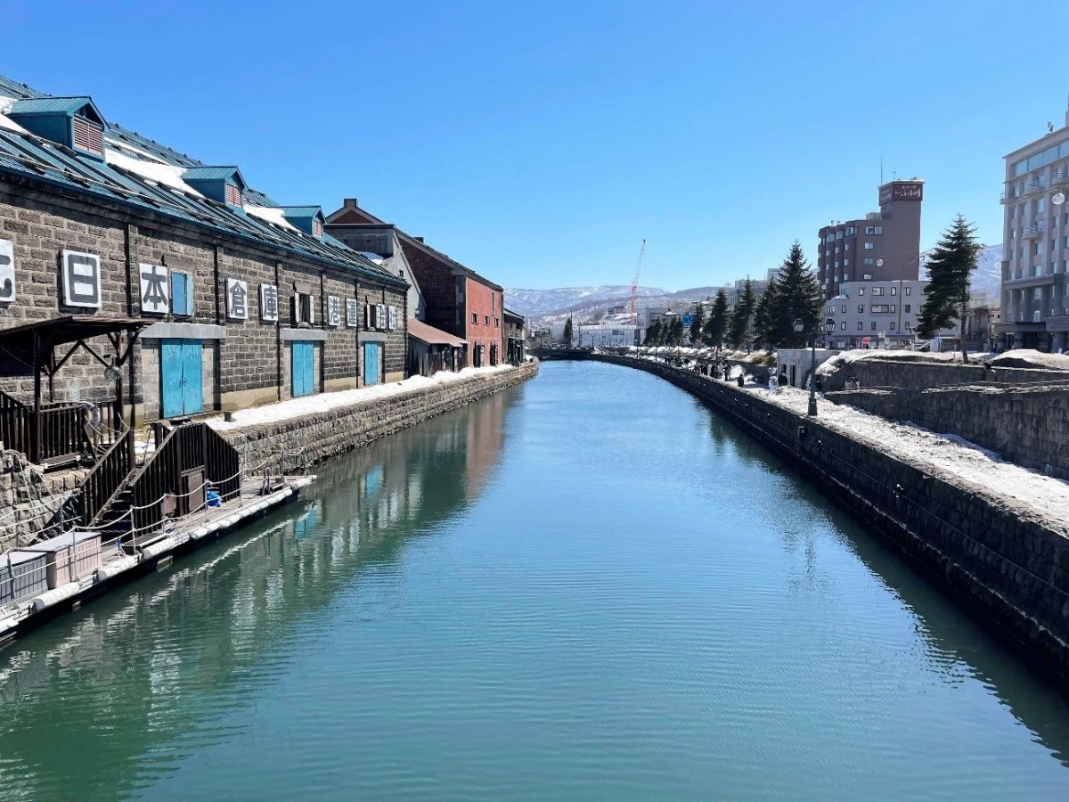 小樽随一の観光スポット、小樽運河。クルーズ受付のある中央橋からの風景です