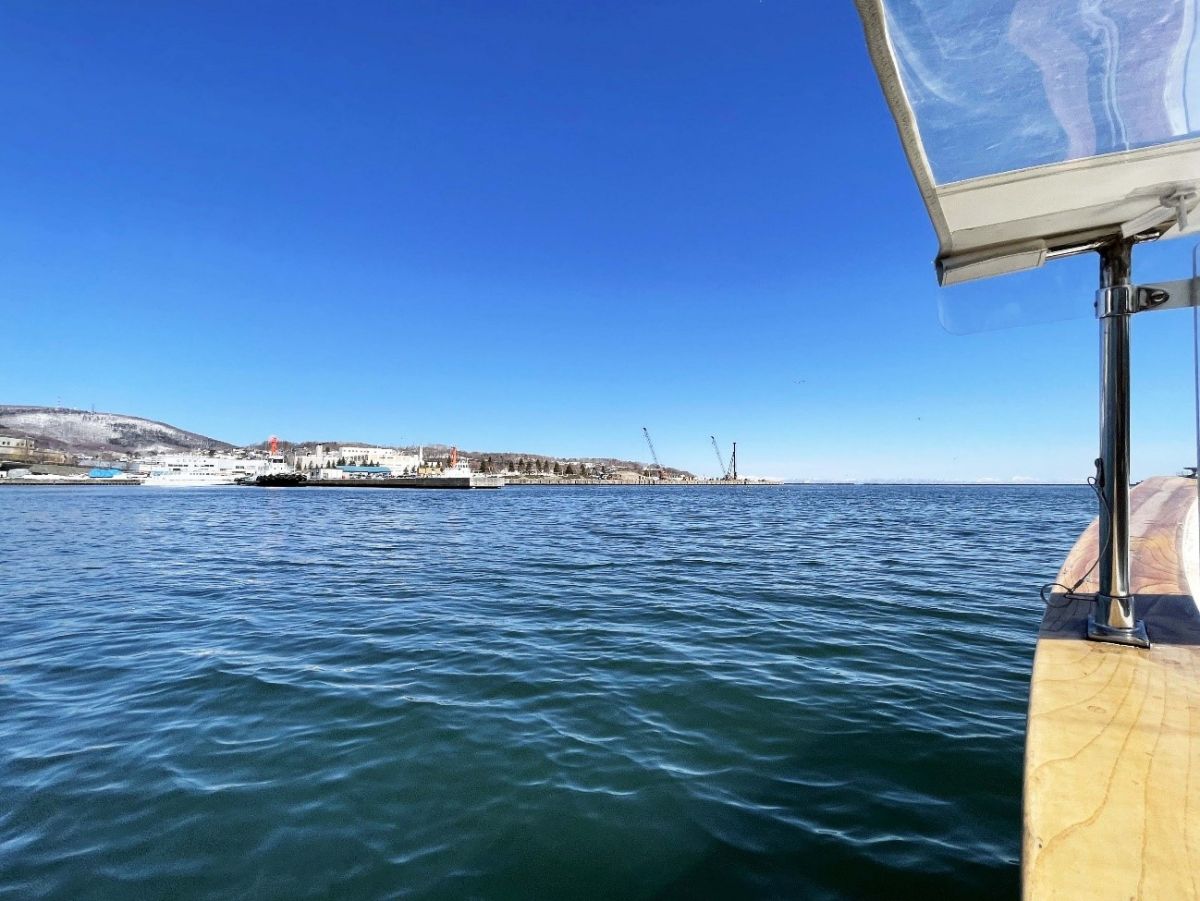 沖には北海道遺産の「北防波堤」、晴れた日には遠くに増毛連山も望めます