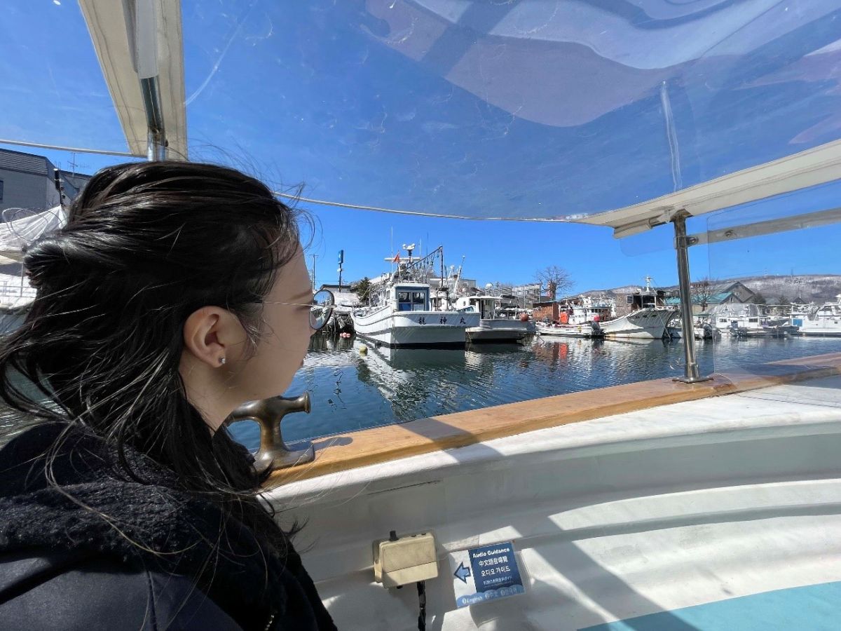 数多くの漁船が停泊する北運河。観光地とは違う、素顔の小樽の風景を見せてくれます