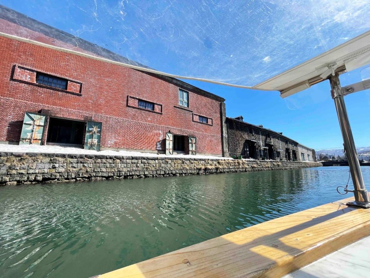 よくおなじみの小樽運河も水面に近い「船から目線」は新鮮な風景に見えますね