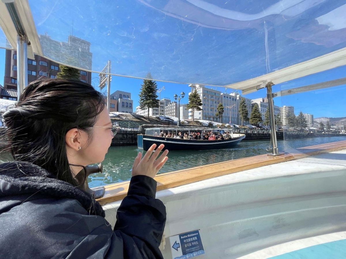 ほかのクルーズ船との行き合いもクルーズの楽しみ