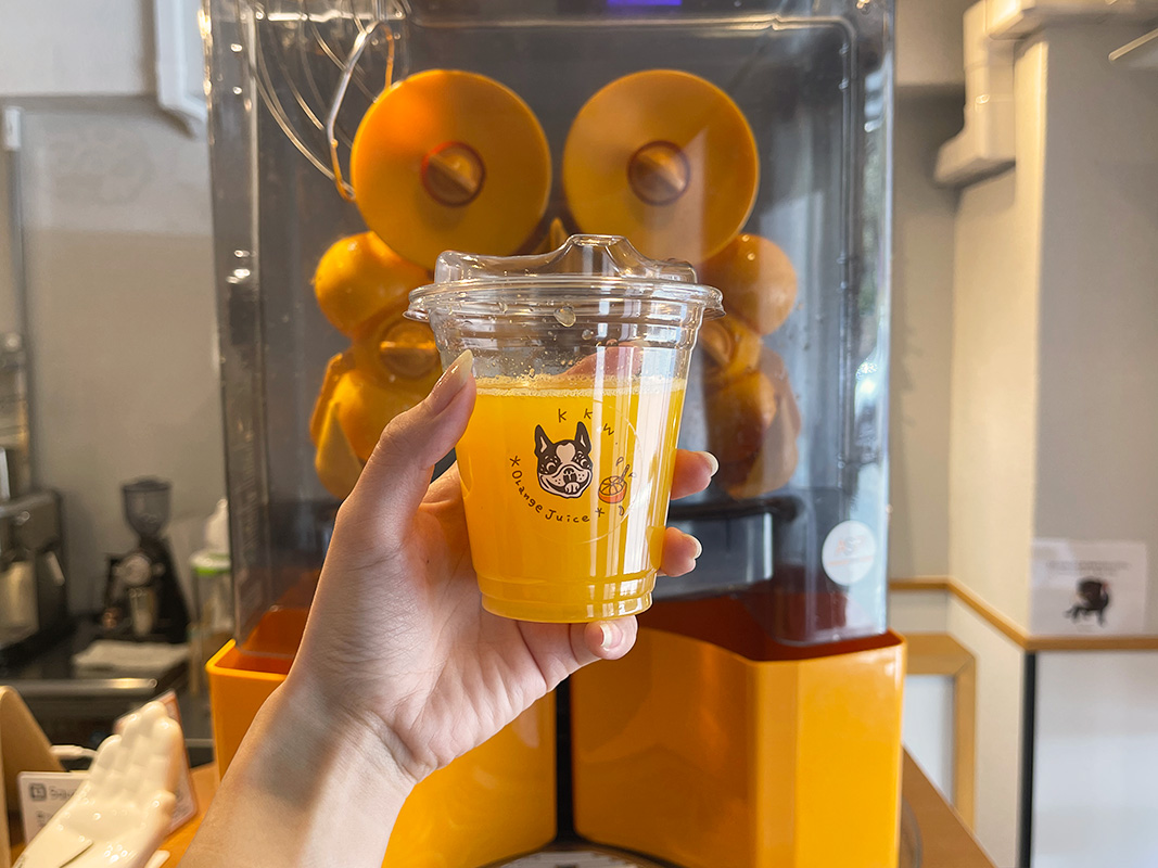 「生搾りオレンジジュース ミディアム」550円