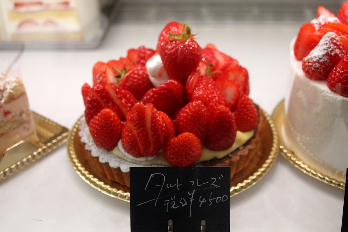 地元農家さんが朝摘みしたイチゴをたっぷり使用したホールケーキ「タルトフレーズ」4500円
