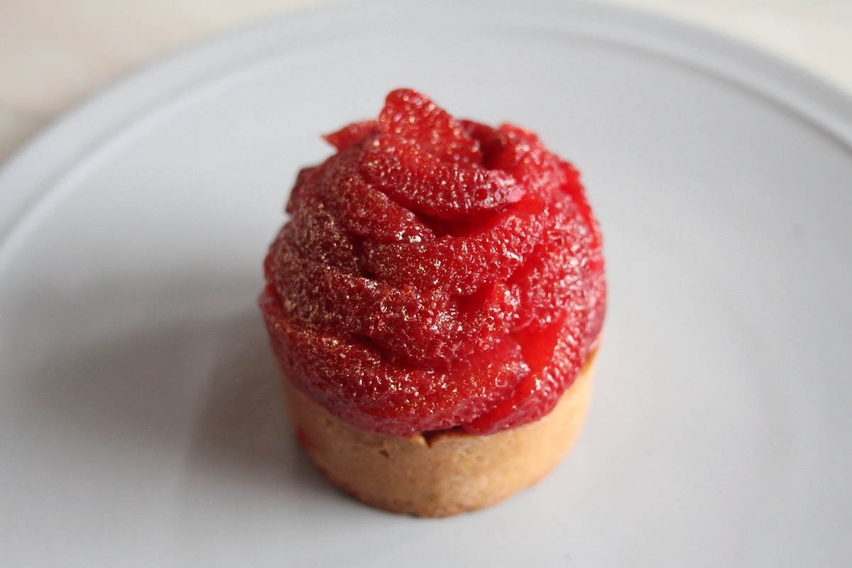 肉厚でジューシーなオレンジをふんだんに使用した「ブラッドオレンジのタルト」890円