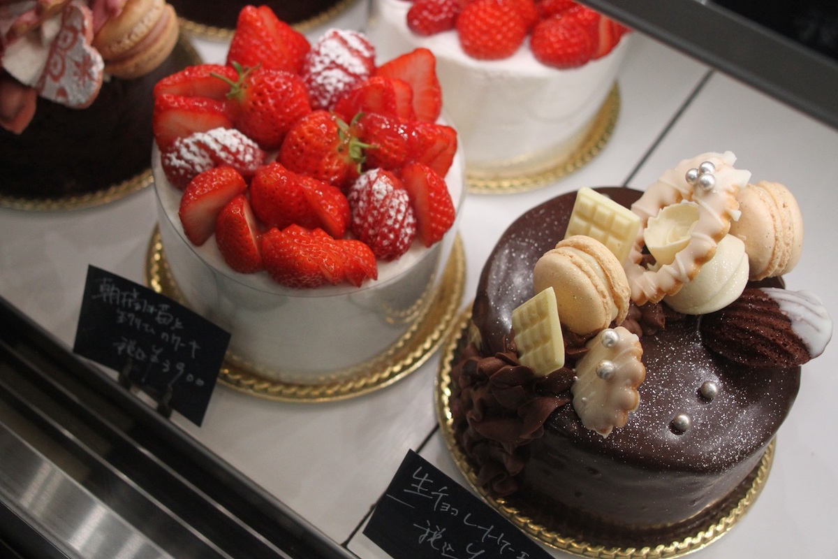 左から「朝摘み苺と生クリームのケーキ」3900円、「生チョコレートケーキ」4300円