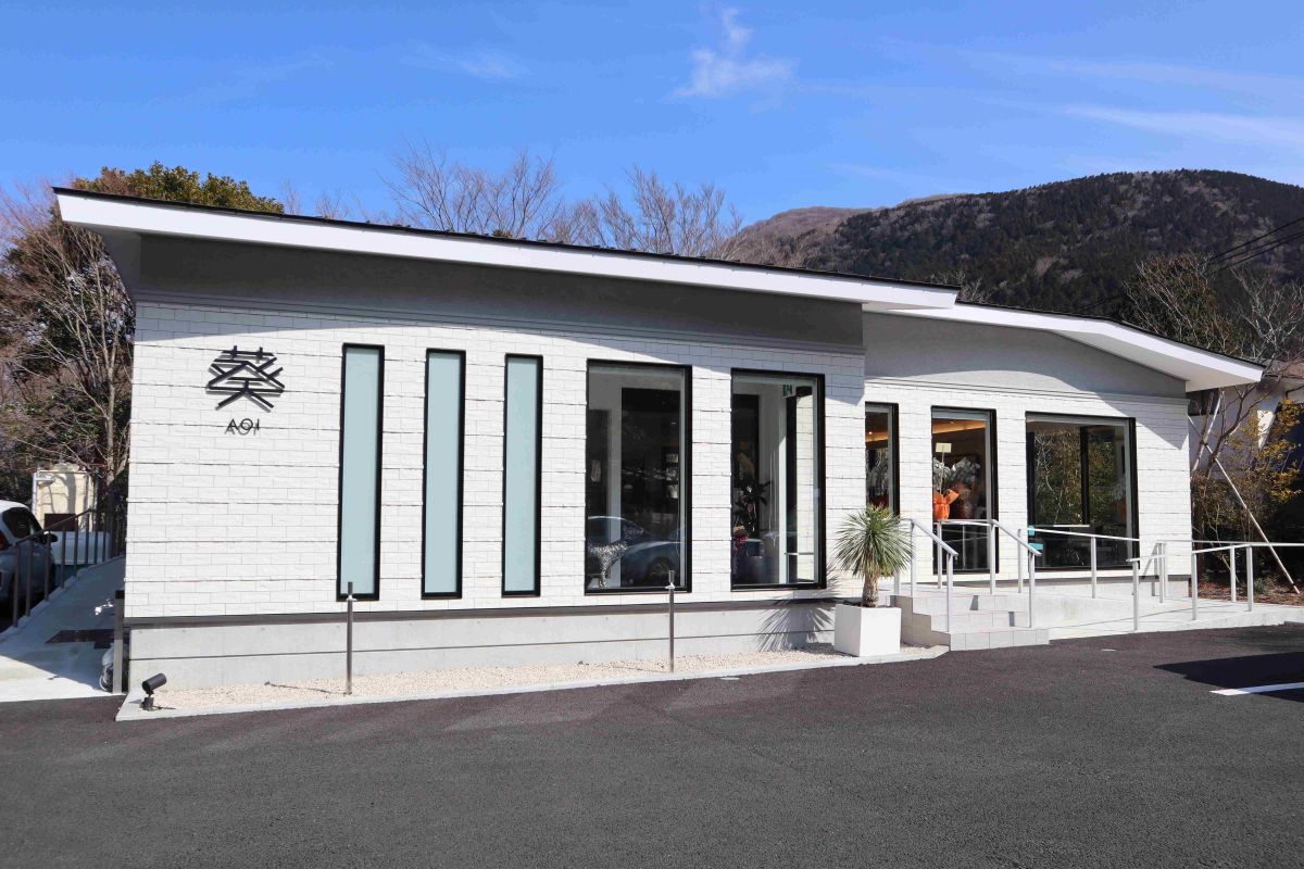 真っ白な建物が目印