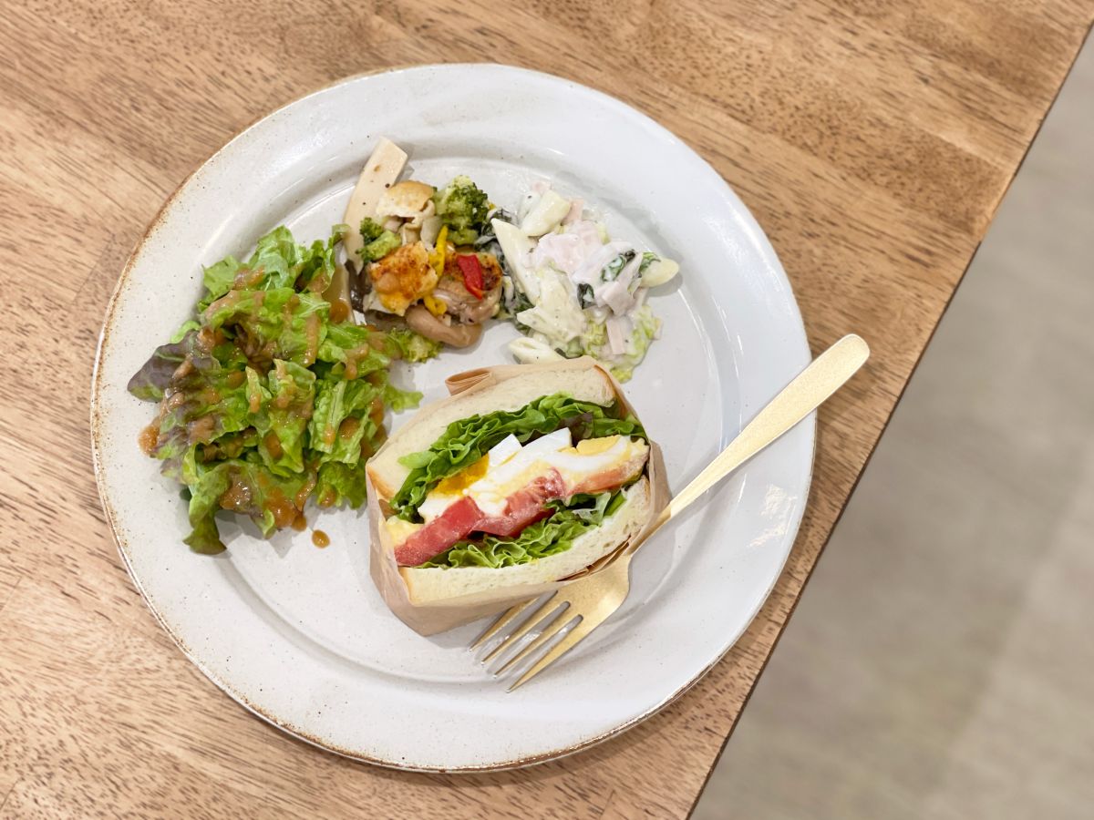 「プレートセット」1500円　※ドリンク付き。＋300円でデザートの追加も可能