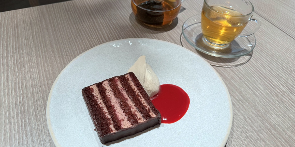 (左から)「チョコレートケーキ」1078円、「モロッカンミントティー」715円