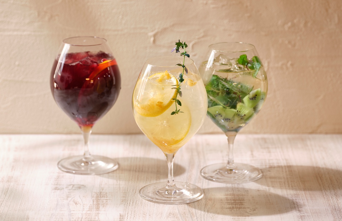 (左から)「ザクロアールグレイティー」、「エルダーフラワーバージンモヒート」、「ソルトレモンソーダ」各825円