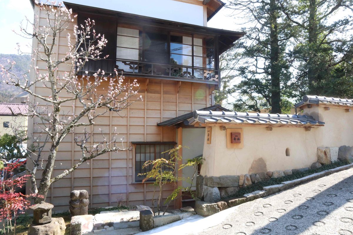 国道1号から1本入ってすぐの場所にある