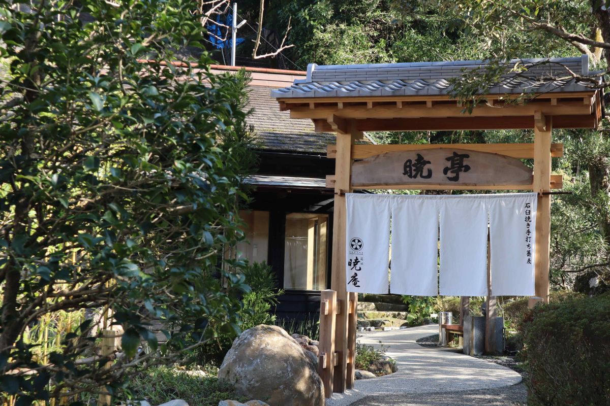 白いのれんが目印