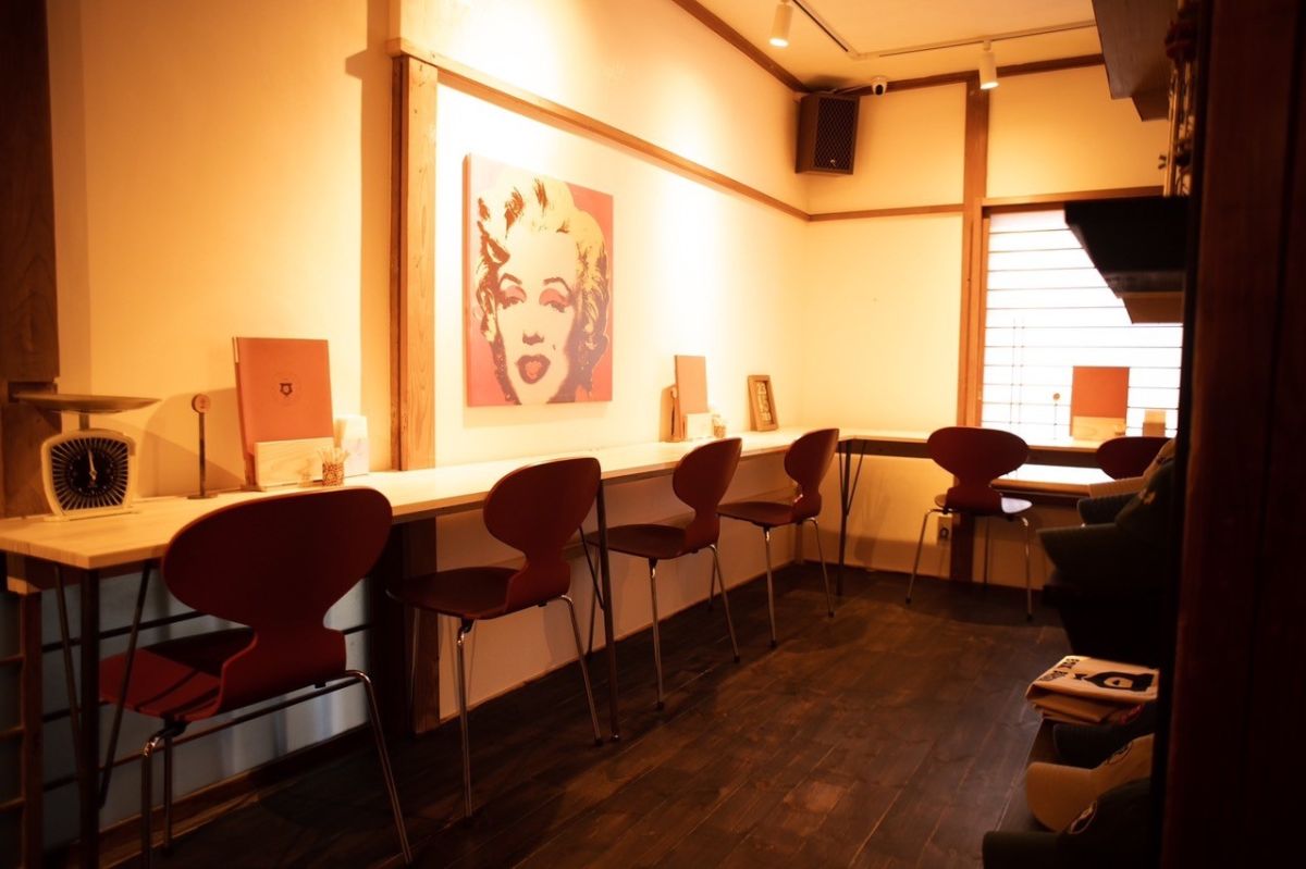 アートが飾られた1階はカウンター席