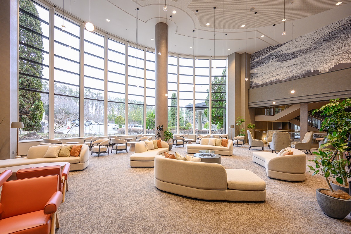 大きな窓から光が差し込む、開放感のあるロビー