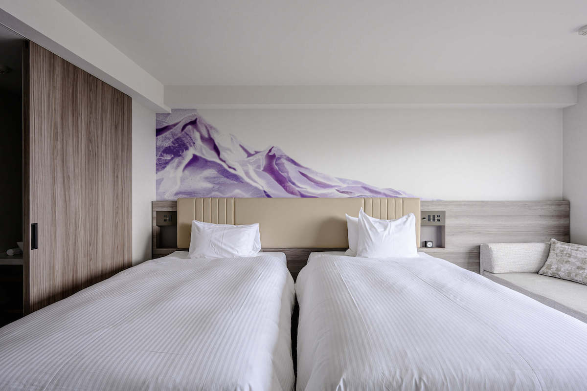 雄大な八ヶ岳をイメージした甲州印伝のアート