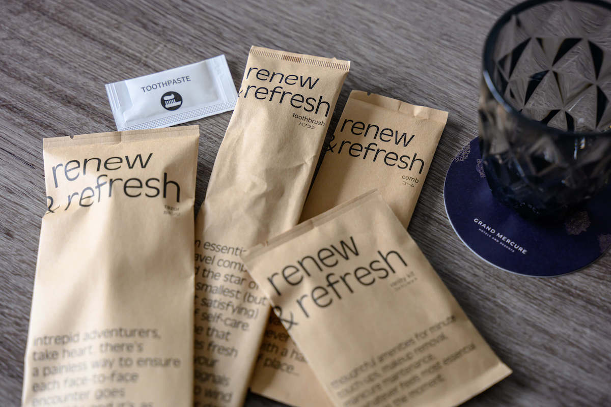 歯ブラシのほか、コーム、コットンセット、カミソリのアメニティが用意されている